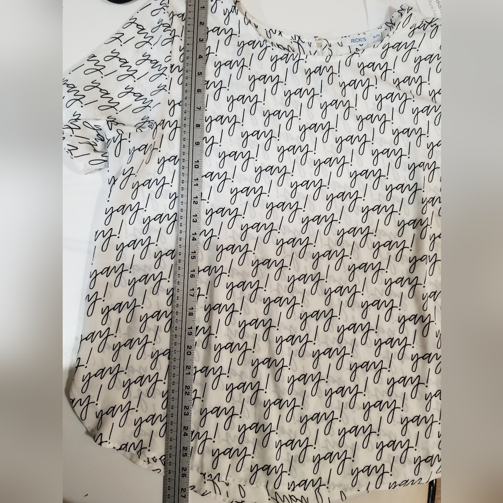 Ricki’s Black & White Script Print Short Sleeve Blouse Size XL - Picture 6 of 8